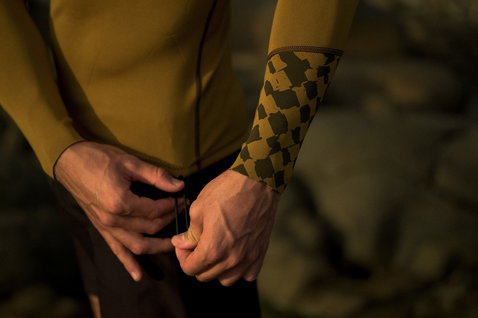 ION Neo Top 0.5 top de neoprene de manga comprida para homem em dourado oliva, detalhe punho e cordão