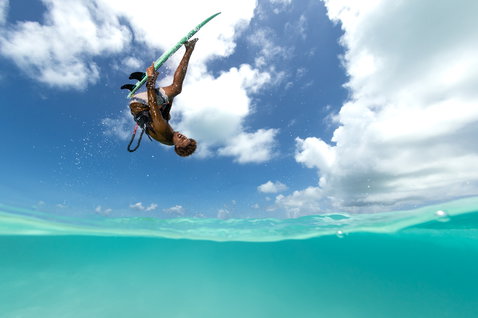 ION Neo Top 0.5 LS top de neoprene de manga comprida durante kitesurf sobre oceano tropical turquesa