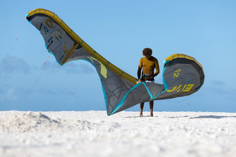 ION Neo Top 0,5 LS top neoprene manga comprida homem em cinzento escuro durante kitesurf na praia