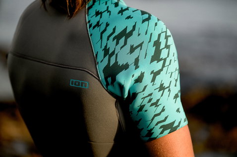 ION Neo Top top de neoprene de manga curta 2/2 mm para homem em carvão e verde-azulado, detalhe costas