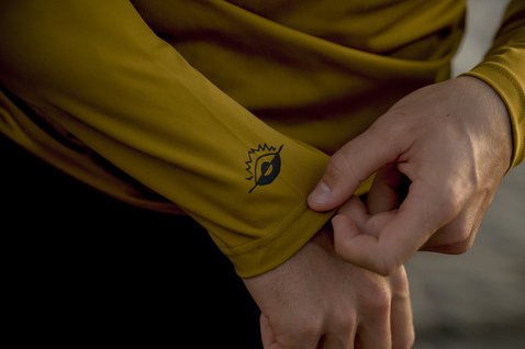 ION Rashguard LS men long sleeve top in olive, sleeve detail with ION logo at cuff