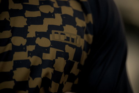 ION Maze long-sleeve rashguard men in black and olive with geometric all-over print, detail view