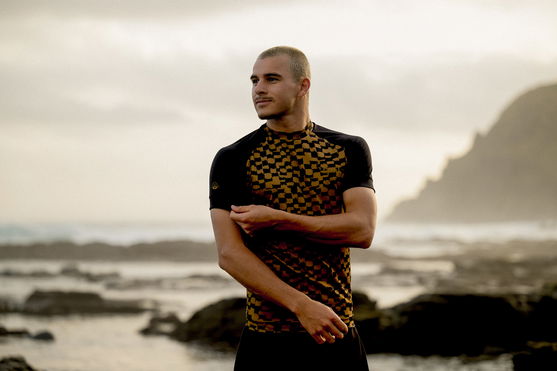 ION_Water_Rashguard-Maze-SS-men_Action-Shots_2