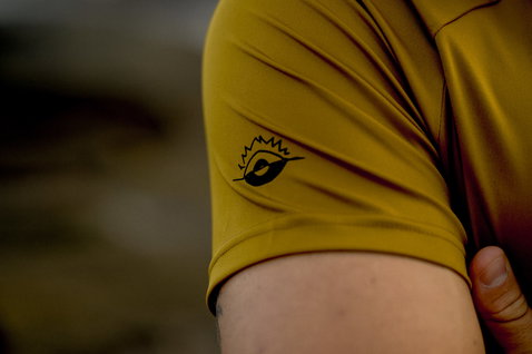 ION short-sleeve rashguard men in olive gold – sleeve detail with ION logo