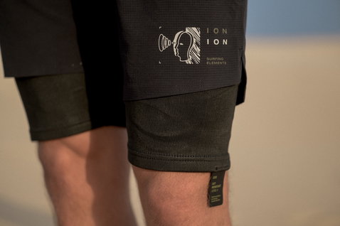 ION Bottom Tights Short Surf Shield unisex cut-resistant tights in black, detail view at beach