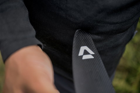 ION Surf Shield rashguard manica lunga in nero, dettaglio del pannello di protezione antitaglio livello 4