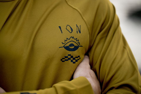 ION Wetshirt camisola de surf manga comprida homem em dourado-oliva – detalhe do peito com logo ION
