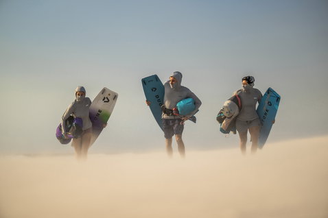 ION Storm Pro LS Wetshirt Herren in grau beim Kitesurfen in der Wüste