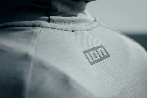 ION Storm Pro Langarm-Wetshirt Herren in slate grey – Rückendetail mit ION-Logo