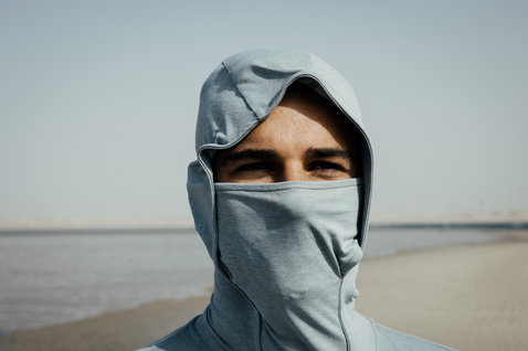 ION Storm Pro LS Wetshirt Herren in hellblaugrau mit Kapuze und integriertem Face-Mask am Strand