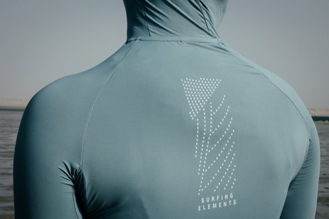 ION Sun Pro Rashguard Langarm Damen in schieferblau beim Wassersport an der Küste