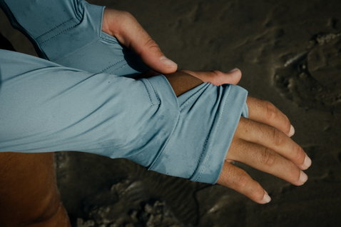 ION Sun Pro LS Rashguard Damen Langarm in stahlblau — Ärmeldetail mit Daumenöffnung