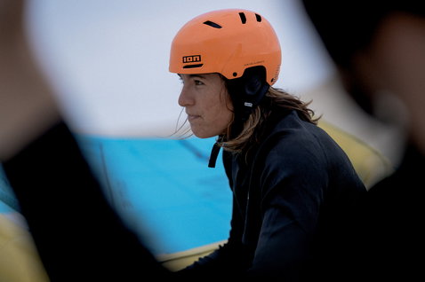 Casco ION Slash Amp durante il kitesurf in arancione corallo