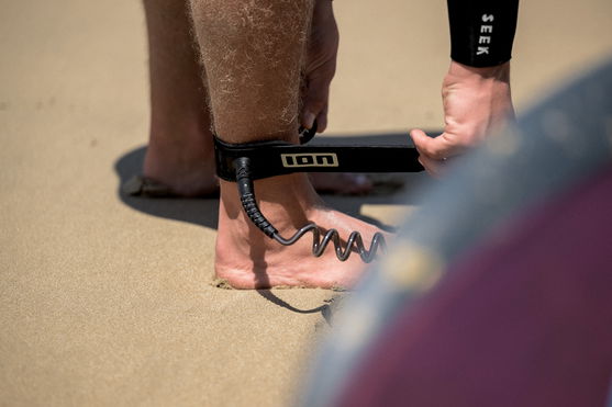 ION_Water_Wing-Board-Leash-Core-Coiled-Ankle_Action-Shots_2