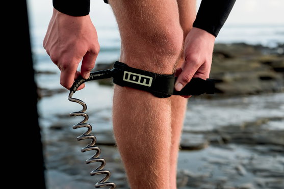 ION_Water_Wing-Board-Leash-Core-Coiled-Knee_Action-Shots_5