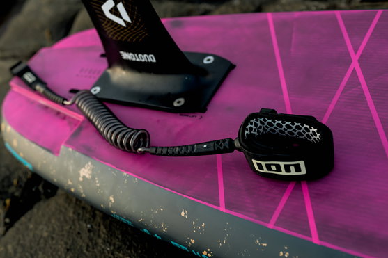 ION_Water_Wing-Board-Leash-Core-Coiled-Knee_Action-Shots_4