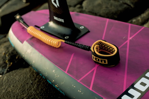 ION Wing Board Leash Core Coiled Knee in nero e ambra su tavola foil Duotone nel wing foiling
