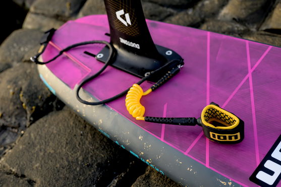 ION_Water_Wing-Board-Leash-Core-Hybrid-Ankle_Action-Shots_2