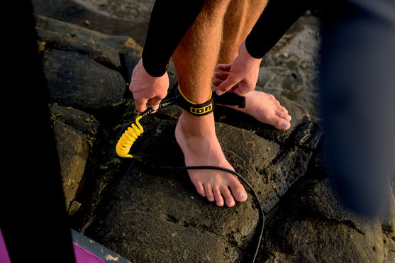 ION_Water_Wing-Board-Leash-Core-Hybrid-Ankle_Action-Shots_3