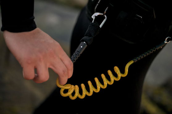 ION_Water_Wing-Board-Leash-Core-Hybrid-Carabiner_Action-Shots_2