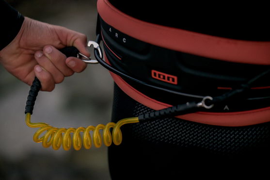 ION_Water_Wing-Board-Leash-Core-Hybrid-Carabiner_Action-Shots_3
