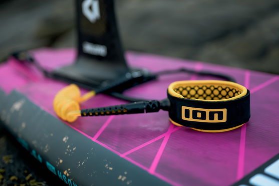 ION_Water_Wing-Board-Leash-Core-Hybrid-Knee_Action-Shots_1