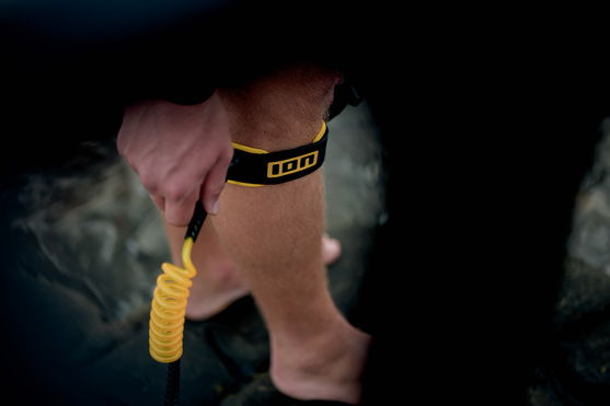 ION_Water_Wing-Board-Leash-Core-Hybrid-Knee_Action-Shots_2