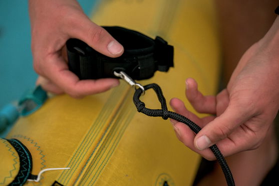 ION_Water_Wing-Leash-Core-Extended-Wrist_Action-Shots_4