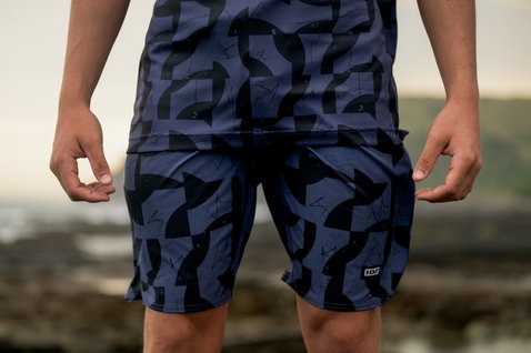 ION Water boardshorts AOP 19" homme en bleu marine avec imprimé abstrait au bord de la mer