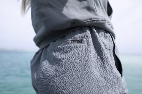 Boardshorts ION Tally 2,5" da donna in seersucker grigio ardesia indossati in riva al mare