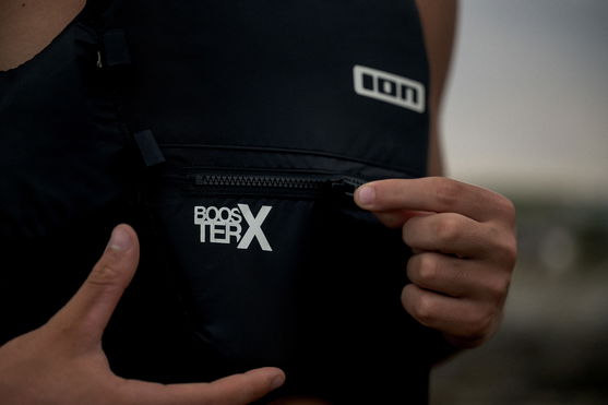 ION_Water_-Booster-X-Vest-Side-Zip-unisex_Action-Shots_3