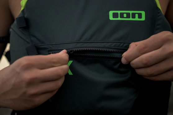 ION_Water_-Booster-X-Vest-Side-Zip-unisex_Action-Shots_6