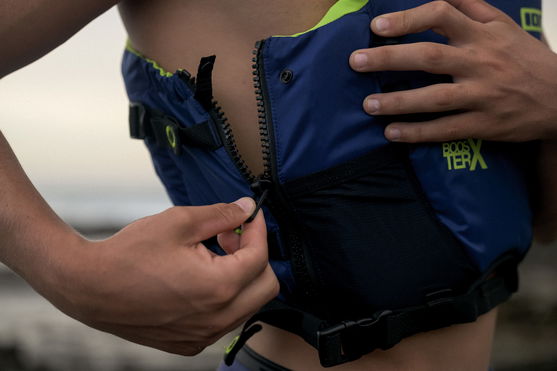 ION_Water_-Booster-X-Vest-Side-Zip-unisex_Action-Shots_8