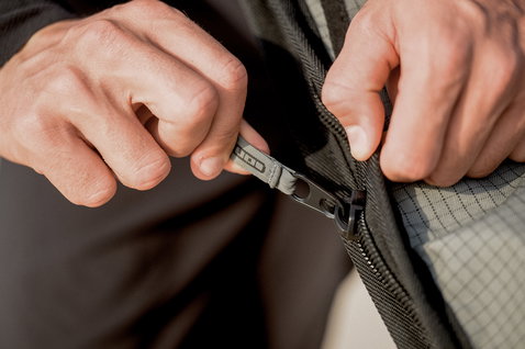 ION Core twintip boardbag zipper detail in olive grey with ION branded puller