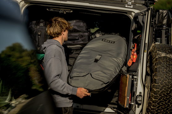 ION_Water_Wing-Boardbag-Core-Slim_Action-Shots_1