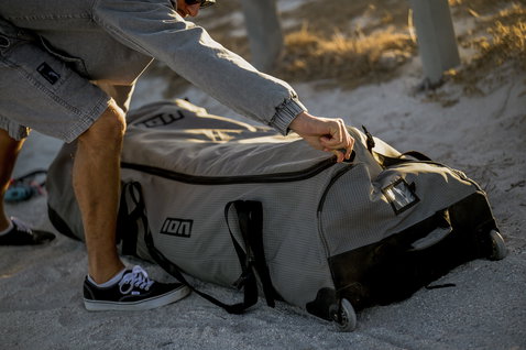 Sac de matériel de kite ION Kite Gearbag Core en gris clair et noir lors de la préparation sur la plage