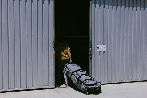 ION Kite Gearbag Core sac de voyage à roulettes en gris foncé lors du transport