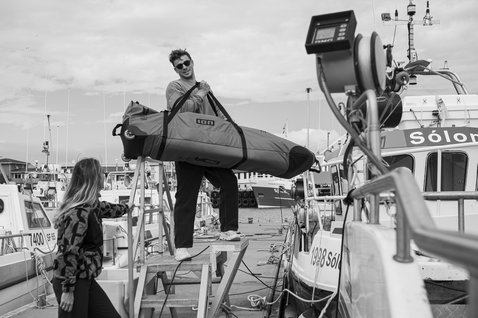 Sac de transport ION Gearbag Core pour kite porté sur un quai de port en Islande