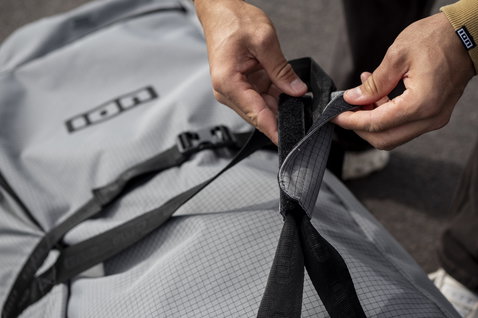 Détail de la sangle velcro de fermeture du sac ION Core Kite Gearbag en gris
