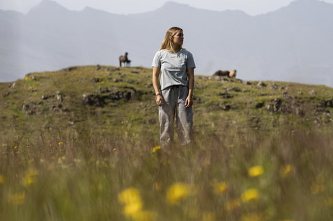 Pantalon ION Pants HD Cotton en gris clair porté en extérieur dans une prairie de montagne
