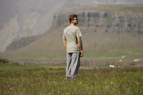 Pantalon ION Pants HD Cotton coupe décontractée en gris clair porté dans un pré alpin