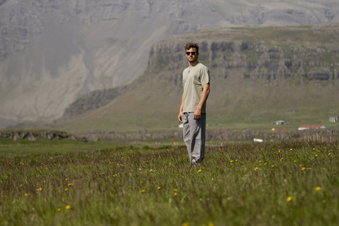 Pantalon ION Pants HD Cotton unisex en gris clair porté dans un pré de montagne