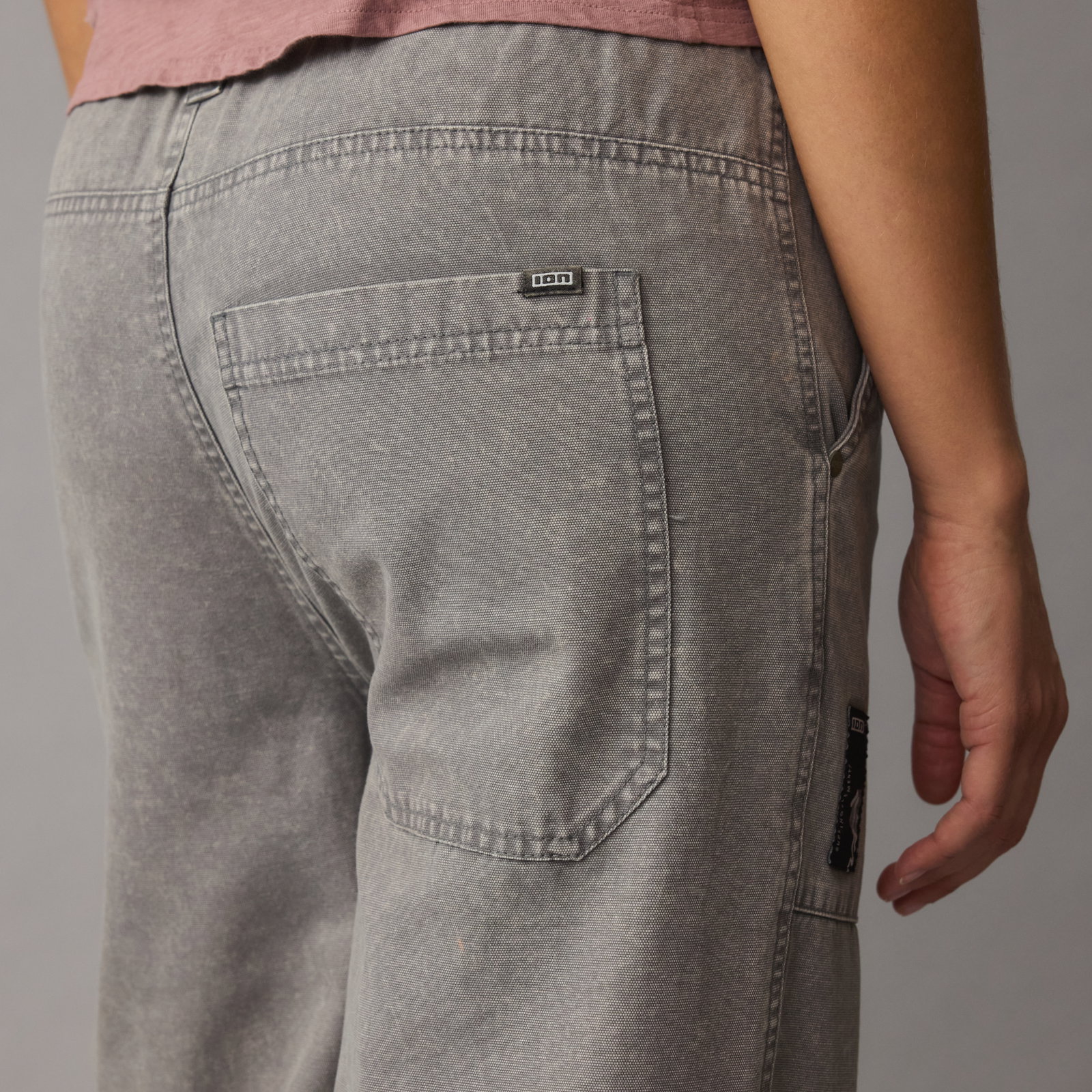 ION Pants HD Cotton Hose in washed grau, Rückentaschendetail mit ION-Label