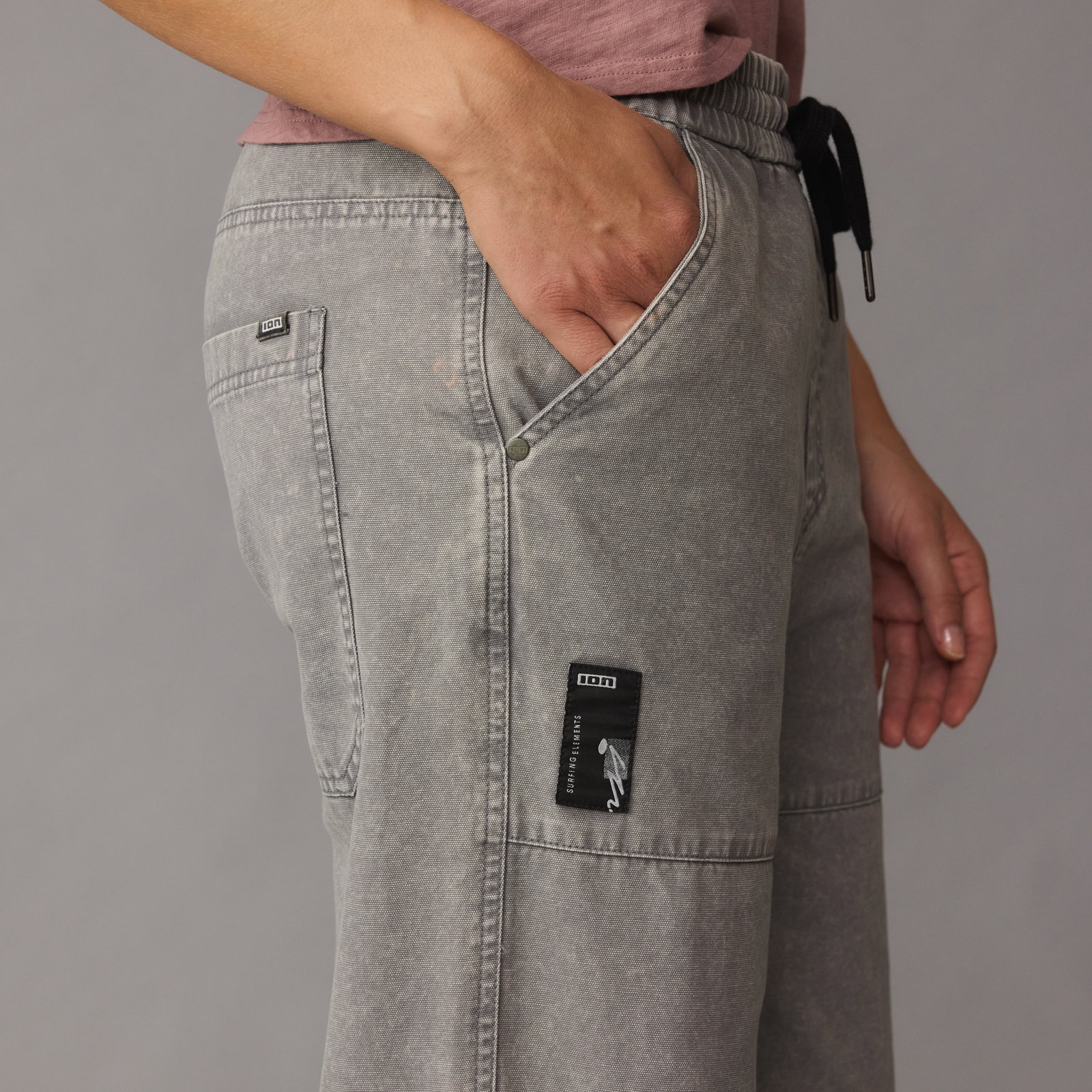 ION Pants HD Cotton Hose in gewaschenem hellgrau mit Handtasche und Markenpatch