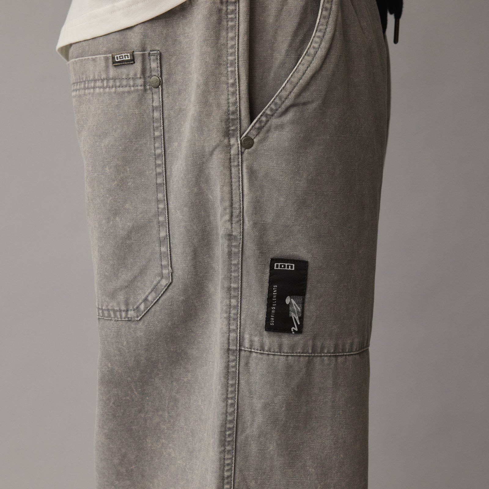 ION Pants HD Cotton pantalone unisex in grigio lavato — dettaglio tasche e patch ION