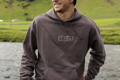 ION Ionic Hoody Herren in dunklem taupe, getragen im isländischen Hochland