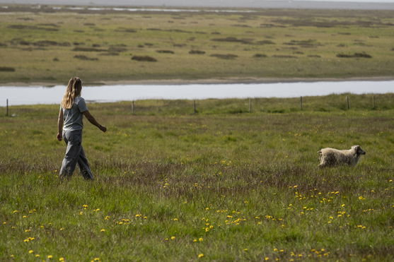 ION_Water_Tee-Graphic-SS-women_Action-Shots_2