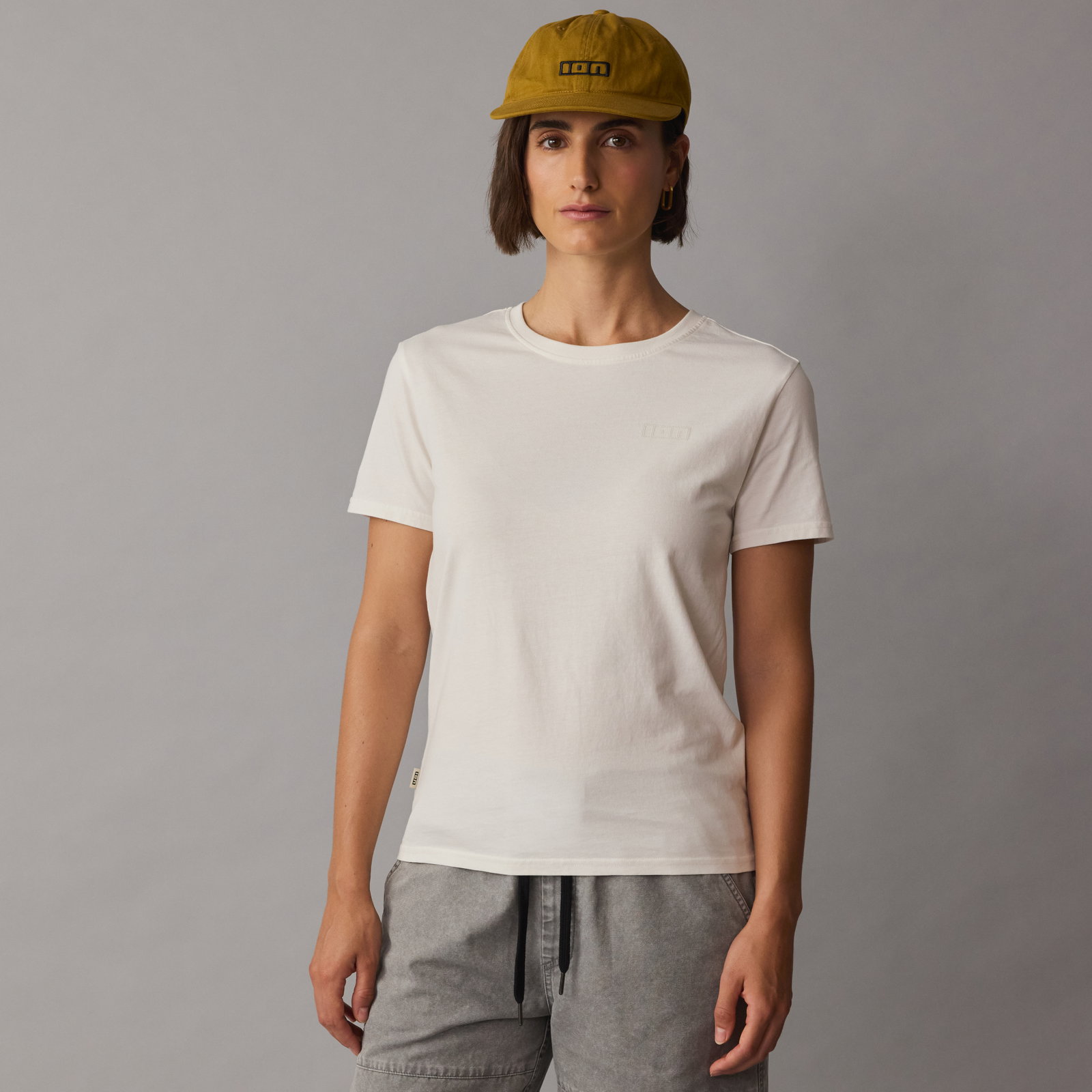 T-shirt femme ION S-Ionic Logo Tee en ionic white, vue de face sur modèle
