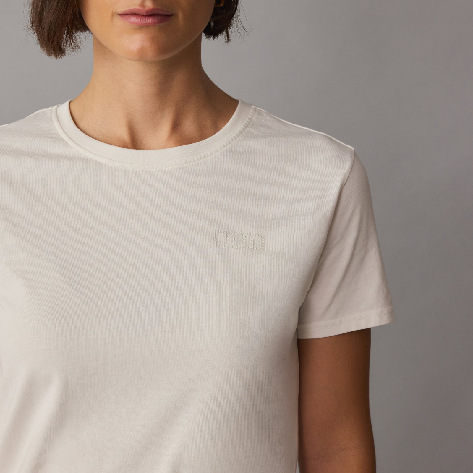 T-shirt femme ION S-Ionic blanc cassé avec logo ton sur ton, vue détail sur modèle