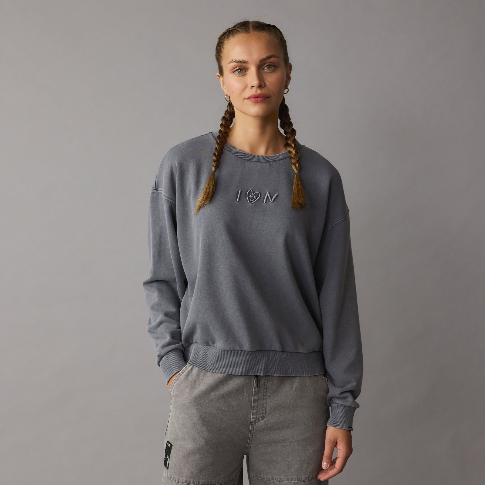 Felpa donna ION Mood con girocollo in grigio ardesia e logo ricamato tonale